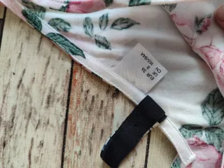 Vestido blanco con rosas rosas