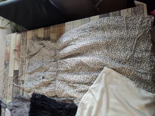 Vestido blanco con rosas rosas