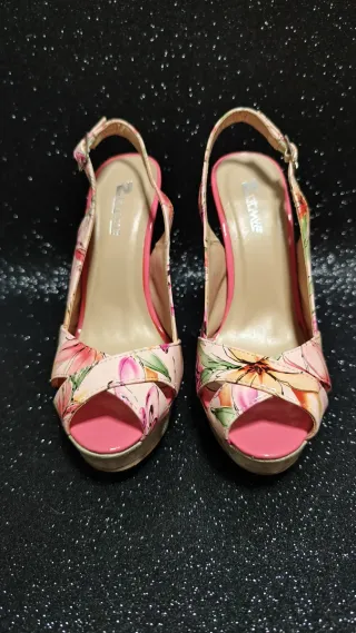 Zapatos de tacón con estampado floral