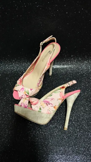Zapatos de tacón con estampado floral