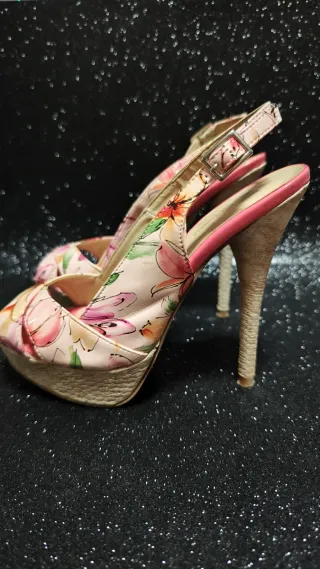 Zapatos de tacón con estampado floral