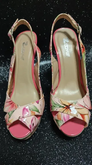 Zapatos de tacón con estampado floral