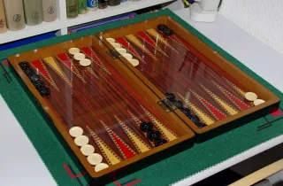 Tablero Backgammon y Ajedrez con piezas