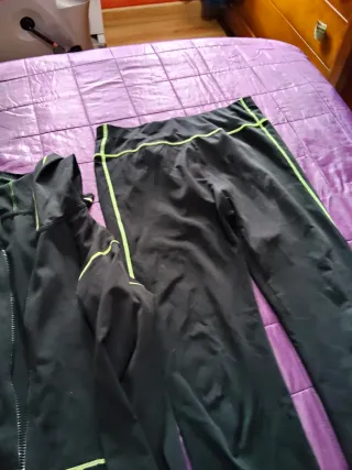 Conjunto deportivo negro y verde