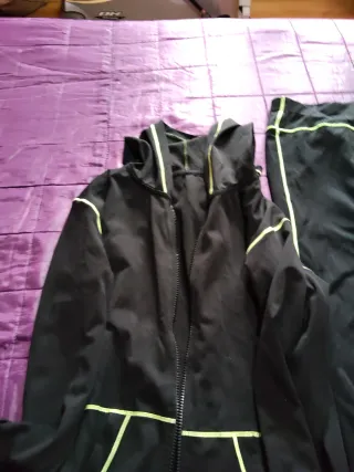 Conjunto deportivo negro y verde