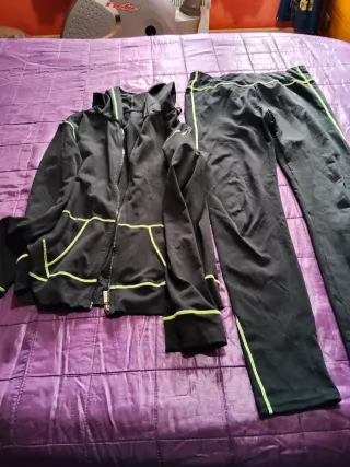Conjunto deportivo negro y verde
