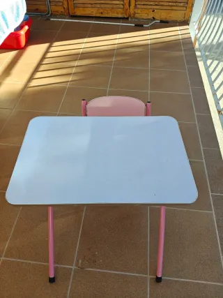 Scrivania per bambini rosa in metallo e legno