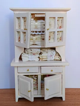 Credenza miniatura con biancheria