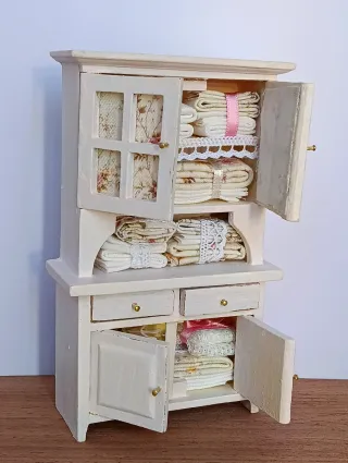Credenza miniatura con biancheria