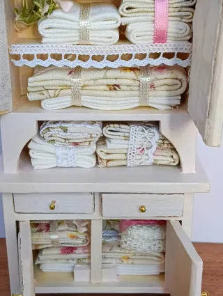 Credenza miniatura con biancheria