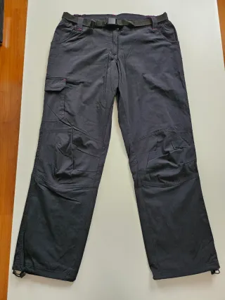 Pantalón trekking negro con cinturón