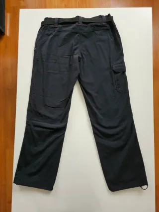 Pantalón trekking negro con cinturón