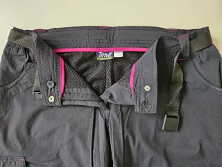 Pantalón trekking negro con cinturón