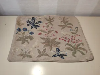 Cuscino Petit Point fiori Laura Ashley