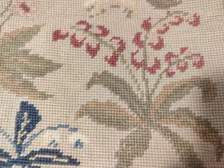 Cuscino Petit Point fiori Laura Ashley
