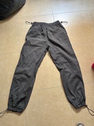 Pantalones cargo grises con cordones