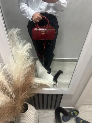 Bolso de mano rojo