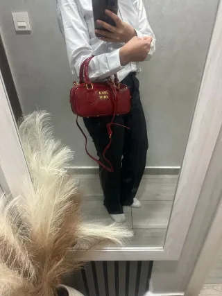 Bolso de mano rojo