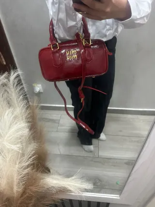 Bolso de mano rojo