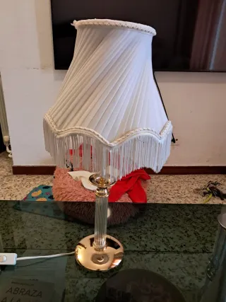 Lámpara de mesa dorada y blanca