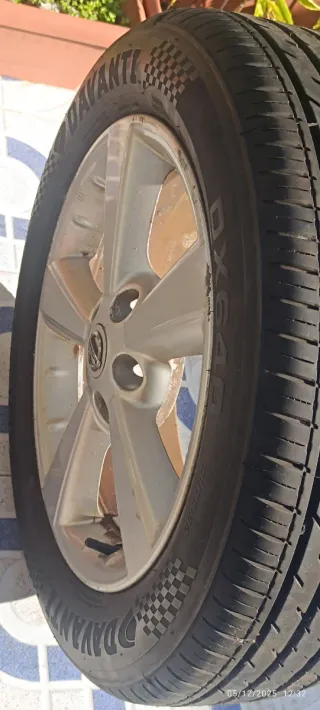 Llanta completa + neumatico al 95% Qashqai 2009