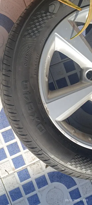 Llanta completa + neumatico al 95% Qashqai 2009