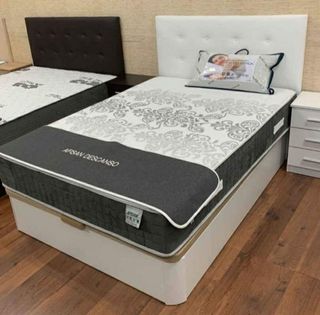 Canapés de madera y tela nuevos