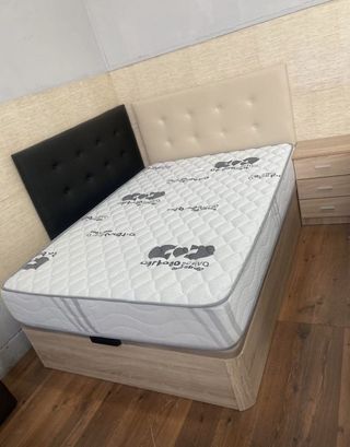 Canapés de madera y tela nuevos