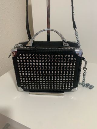 Bolso negro tachuelas plateadas,