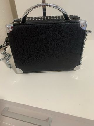 Bolso negro tachuelas plateadas,