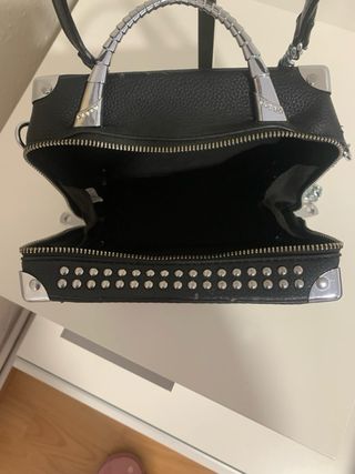 Bolso negro tachuelas plateadas,