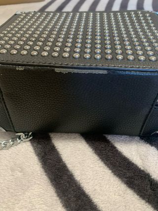 Bolso negro tachuelas plateadas,