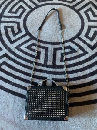 Bolso negro tachuelas plateadas,