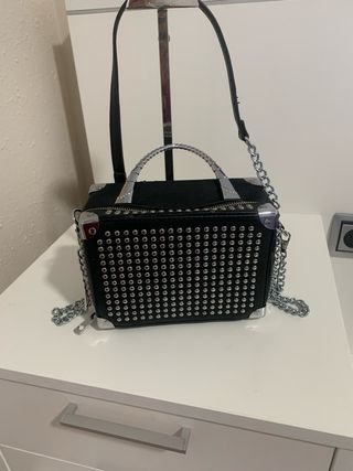 Bolso negro tachuelas plateadas,
