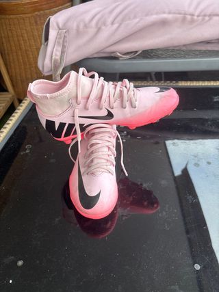 Botas de fútbol Nike rosas talla 34