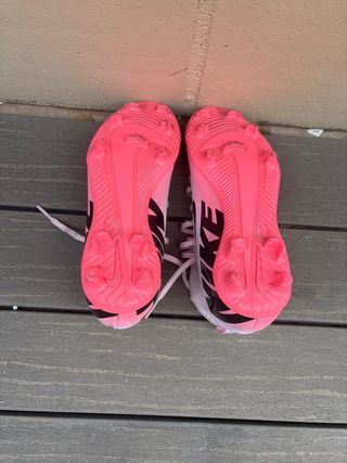 Botas de fútbol Nike rosas talla 34