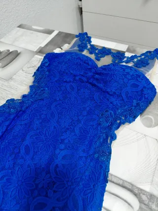 Vestido de fiesta azul con encaje