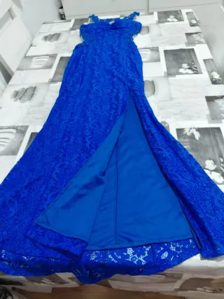 Vestido de fiesta azul con encaje
