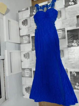 Vestido de fiesta azul con encaje