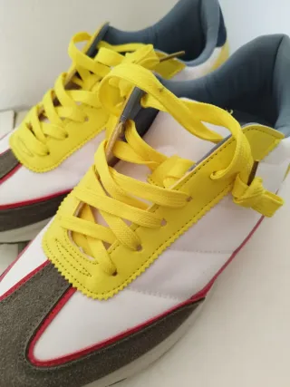 Zapatillas deportivas blancas y amarillas