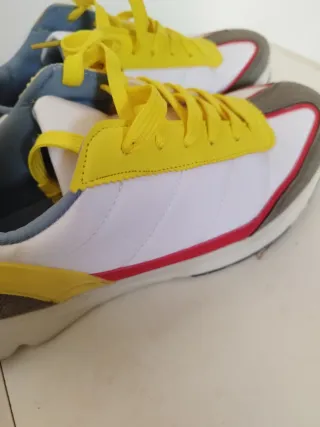 Zapatillas deportivas blancas y amarillas