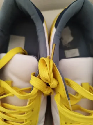 Zapatillas deportivas blancas y amarillas