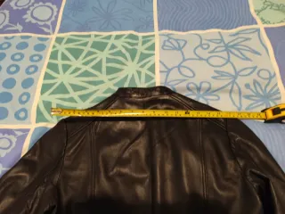 Chaqueta de polipiel negra