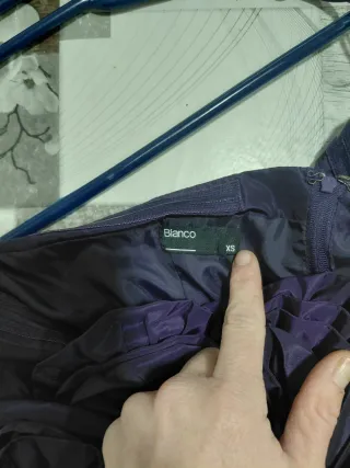 Vestido morado de fiesta sin tirantes