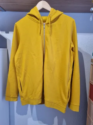 Sudadera deportiva amarilla con cremallera