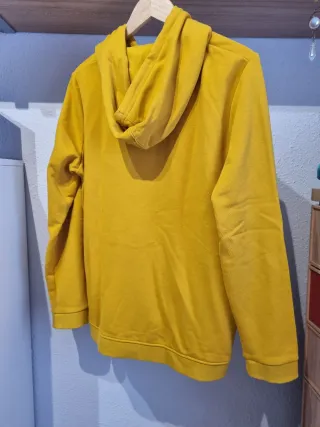 Sudadera deportiva amarilla con cremallera