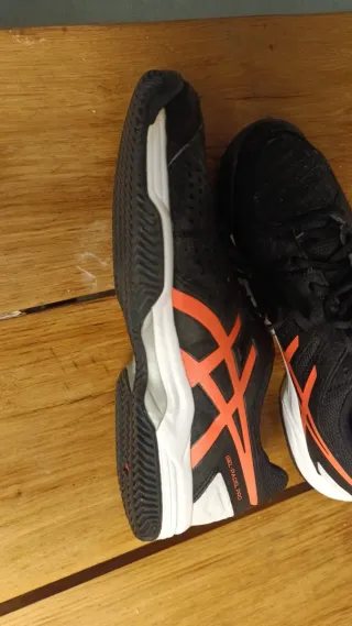 Zapatillas pádel negras y naranjas