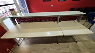 Mostrador rojo con diseño perforado