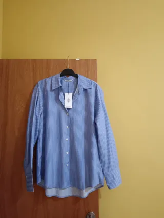 Blusa azul con rayas blancas