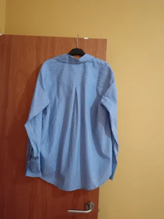 Blusa azul con rayas blancas